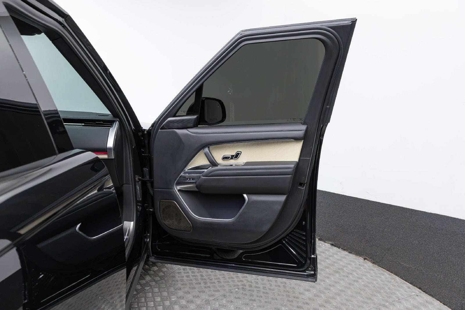 2025 Land Rover Range Rover SV