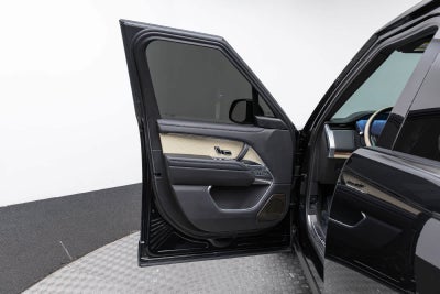 2025 Land Rover Range Rover SV