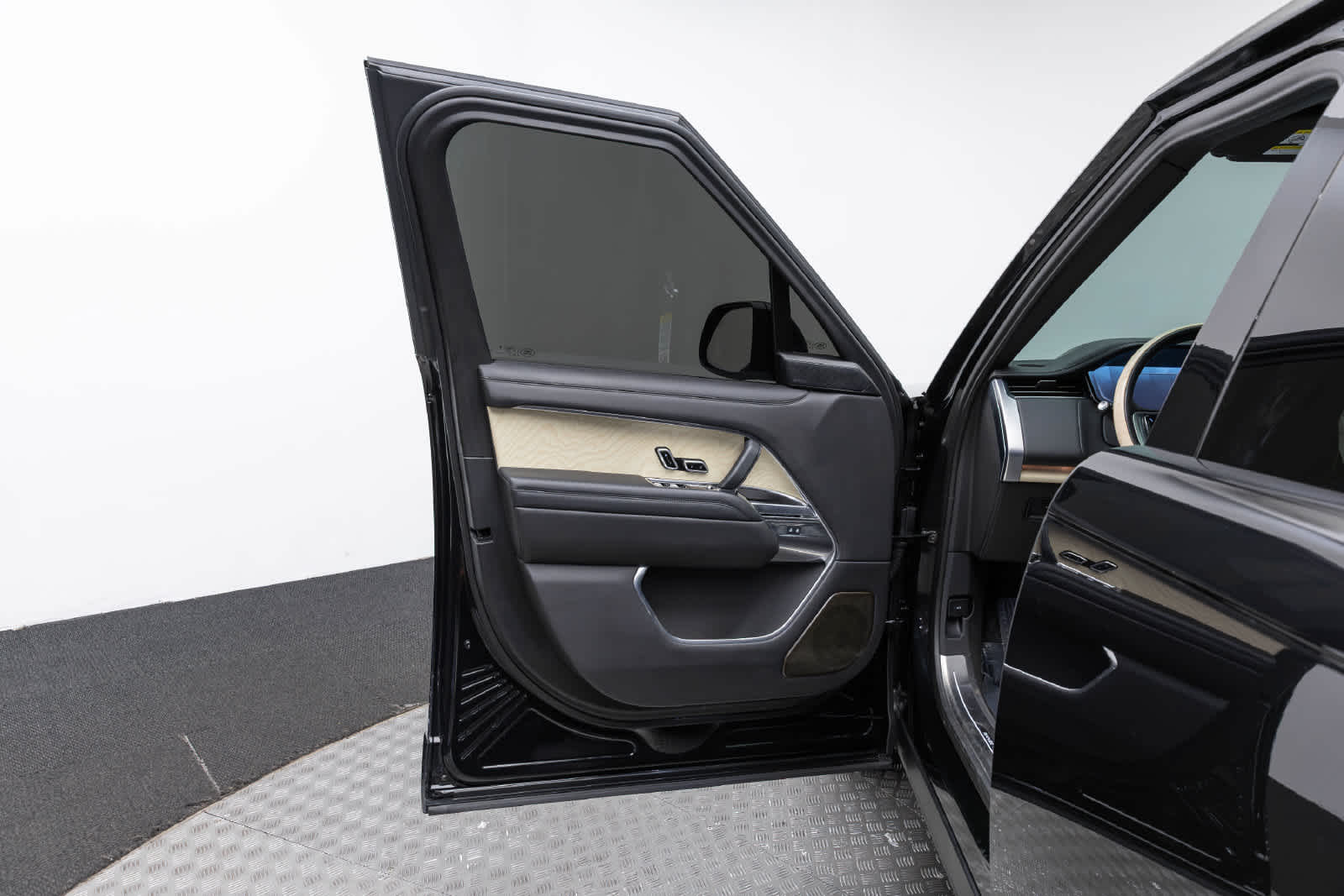 2025 Land Rover Range Rover SV