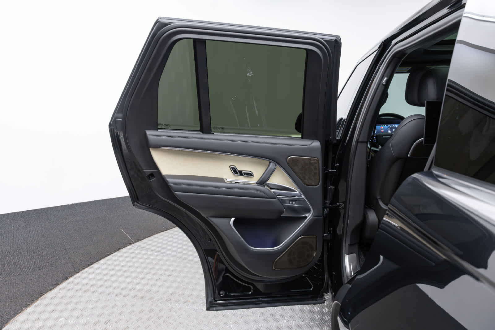 2025 Land Rover Range Rover SV