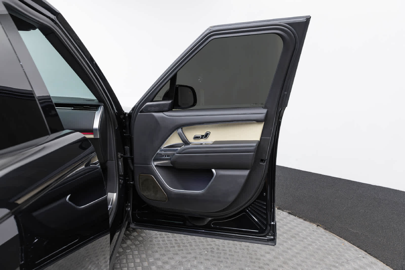 2025 Land Rover Range Rover SV