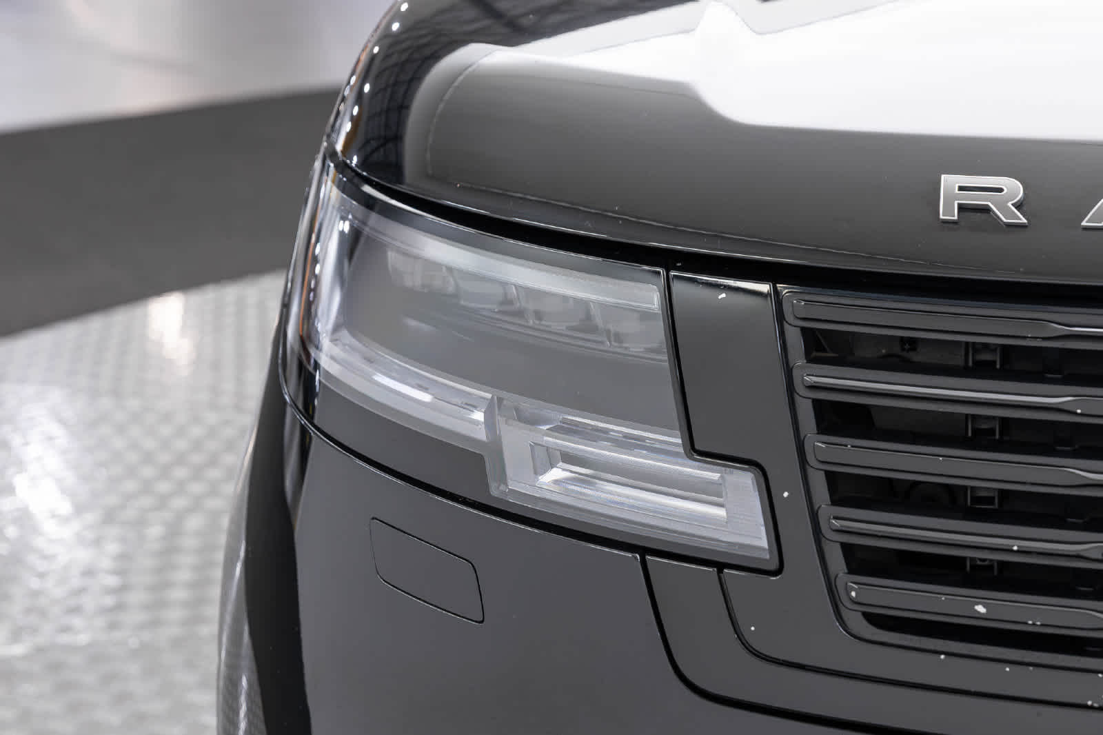 2025 Land Rover Range Rover SV