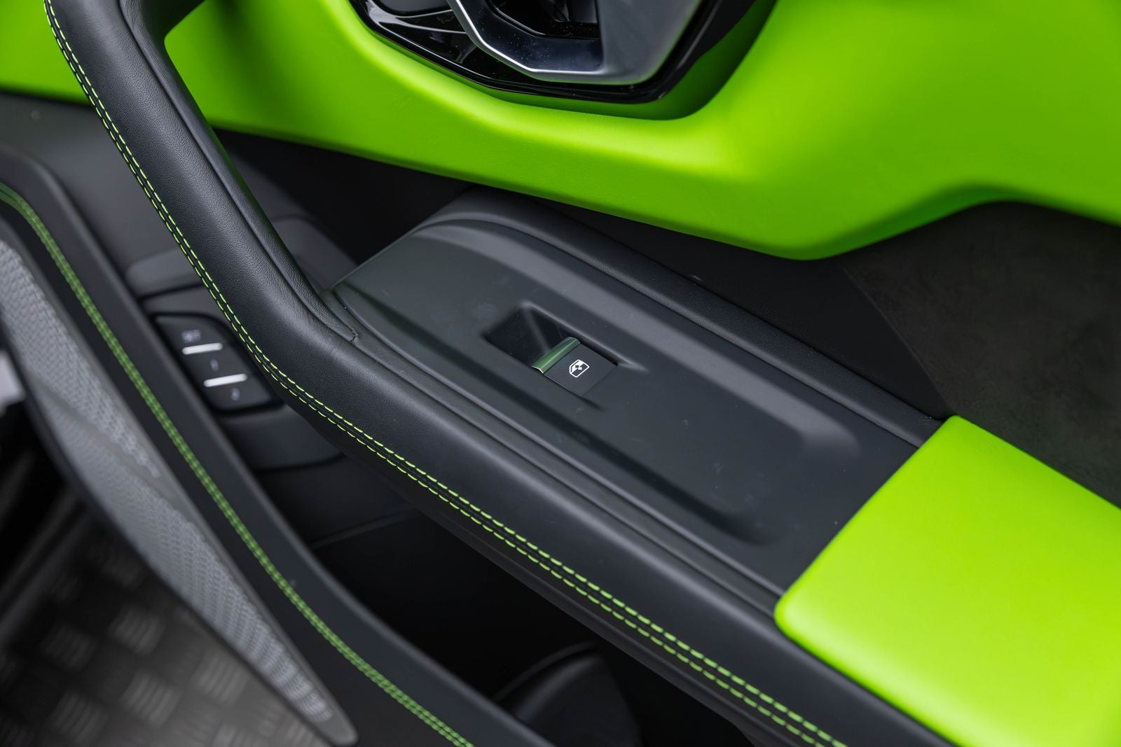 2022 Lamborghini Urus Graphite Capsule